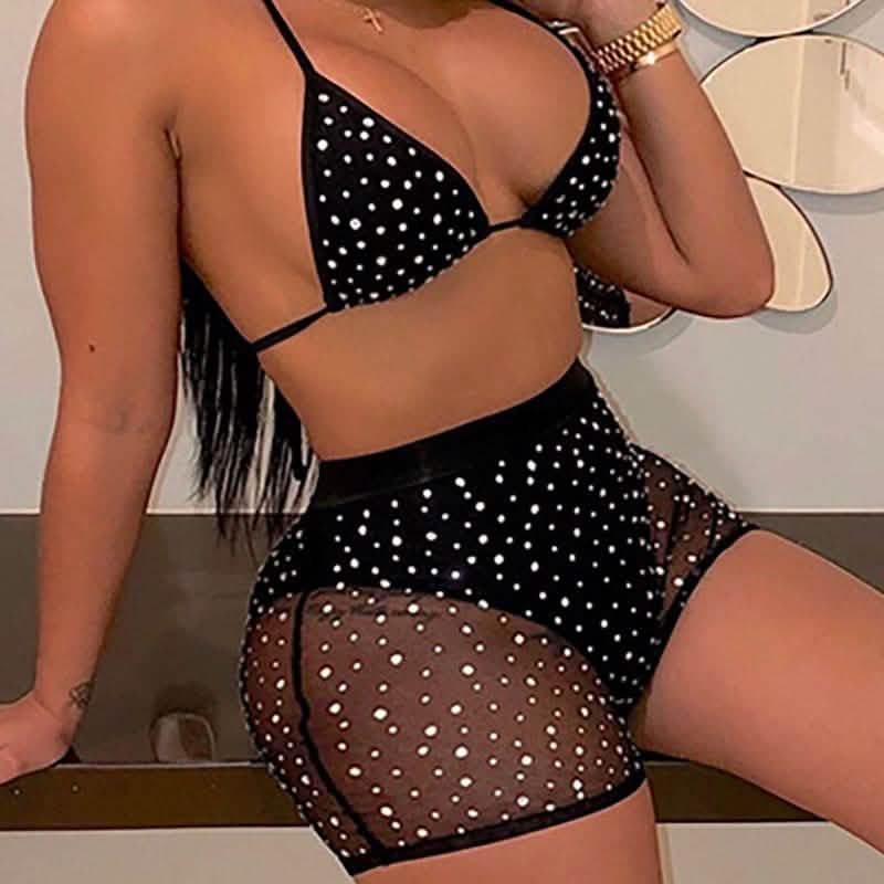 Ensemble soutien-gorge dos nu en résille et short à sequins