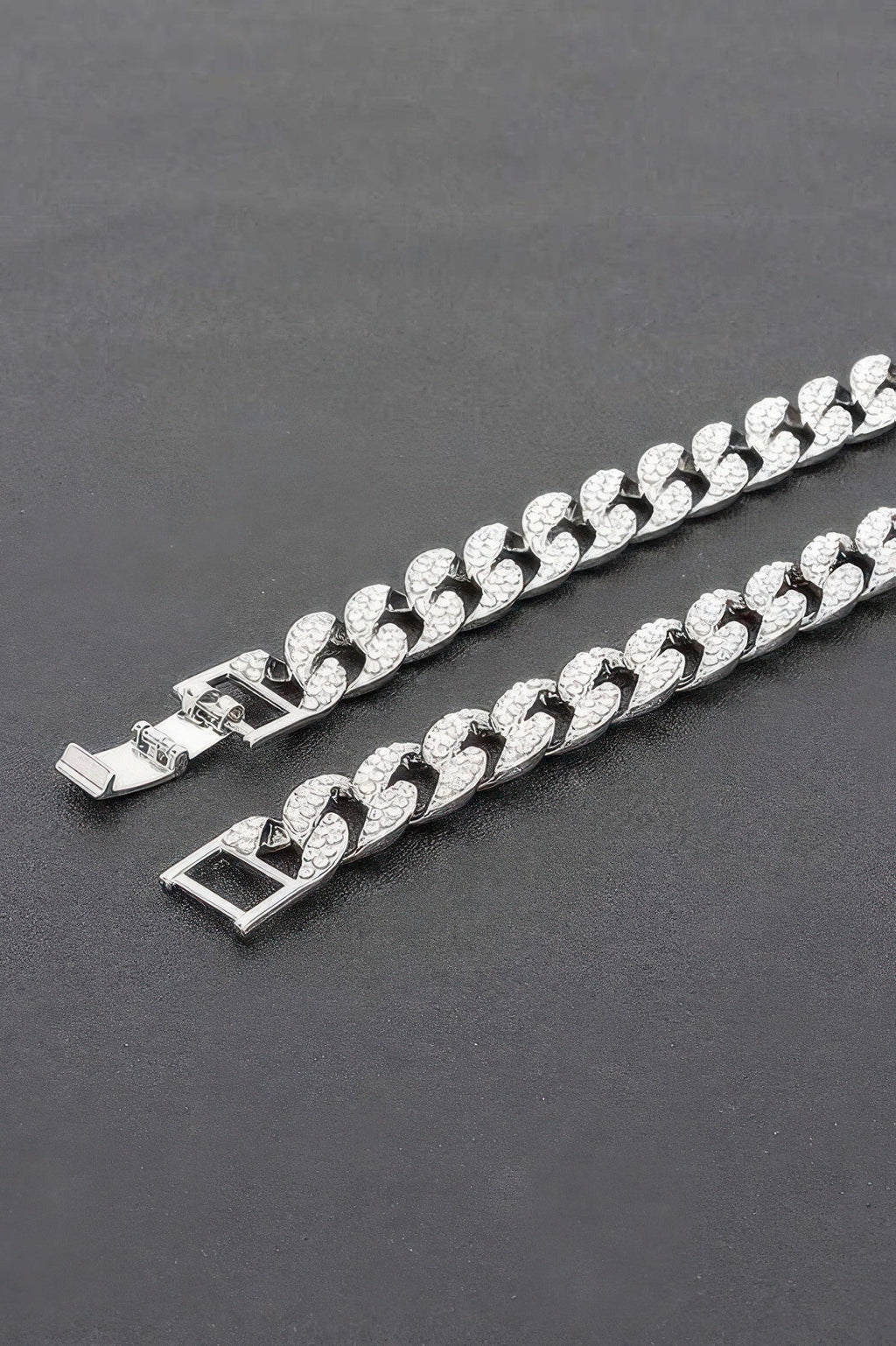 Collier chaîne marteau