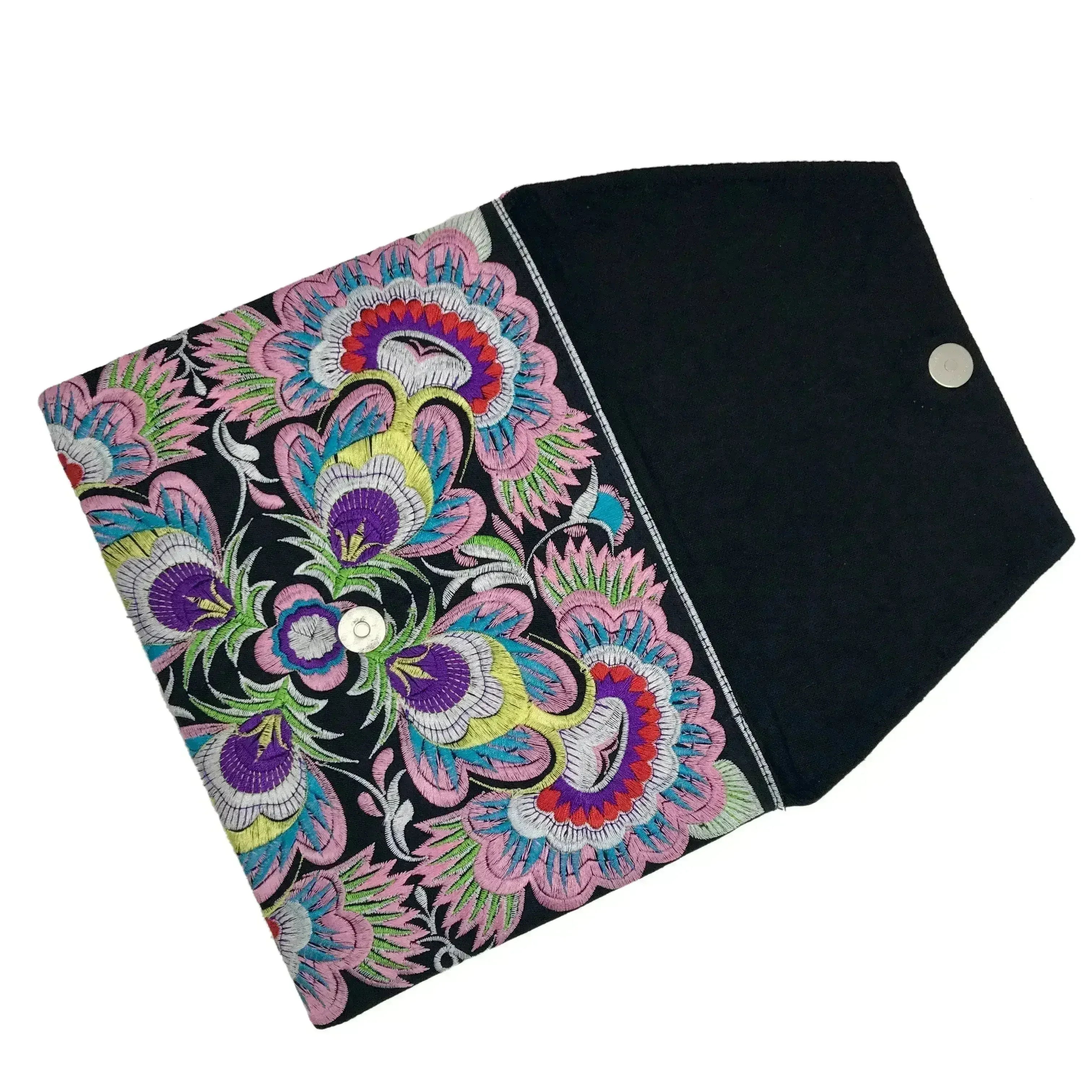 Pochette brodée de fleurs