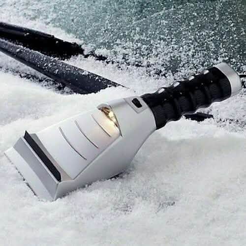 Gratte-givre chauffant avec lampe de poche intégrée