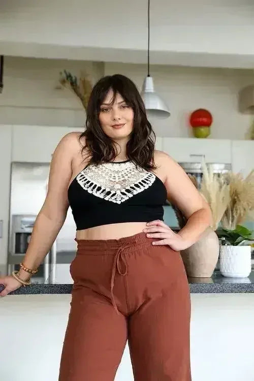 Bralette en dentelle au crochet à col haut – Style licou avec dos croisé