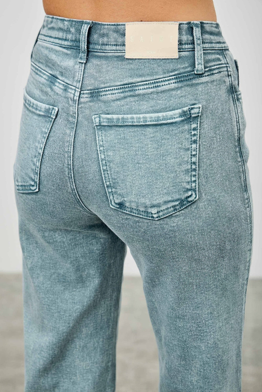 Taille haute coupe droite ample et étroite
