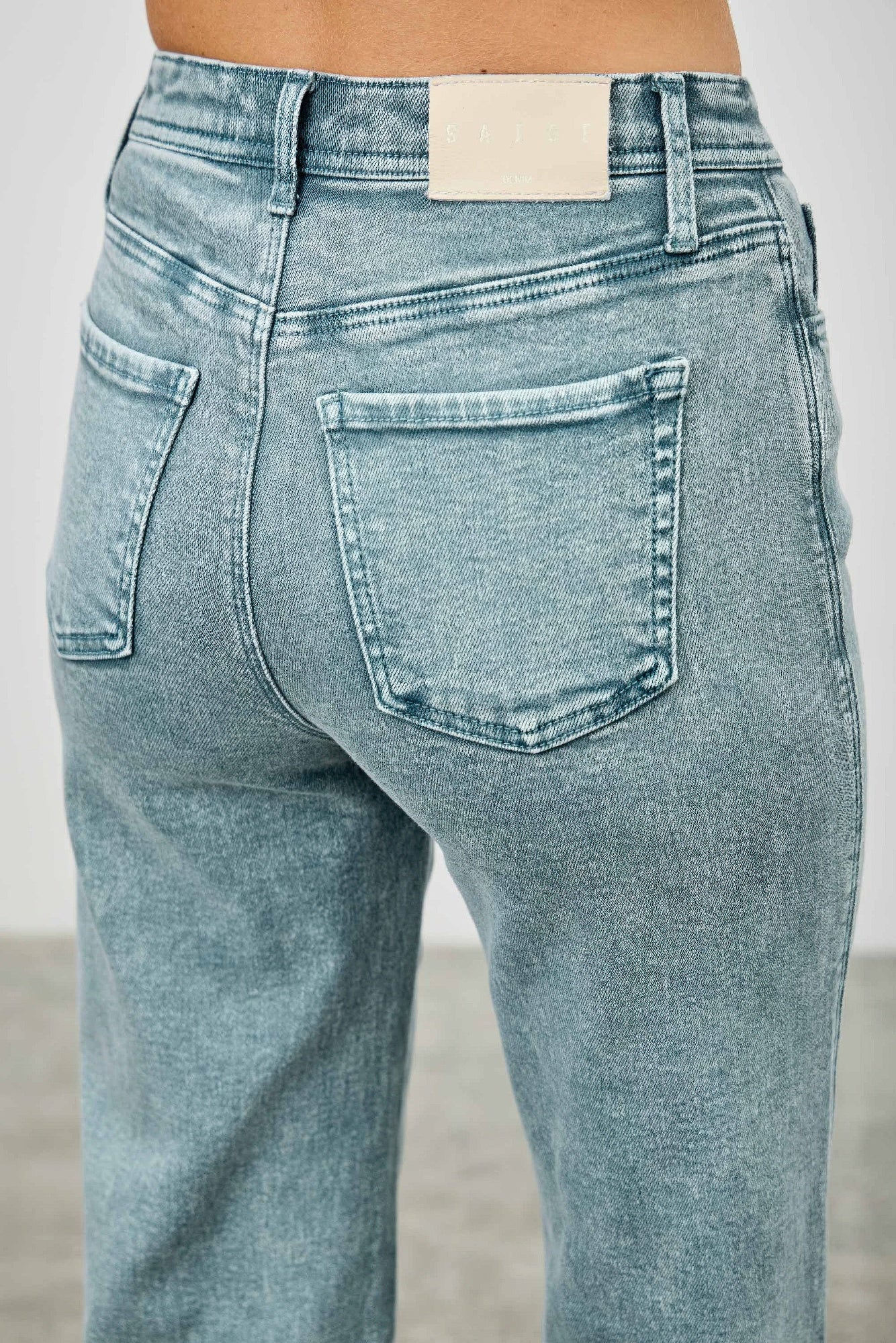 Taille haute coupe droite ample et étroite