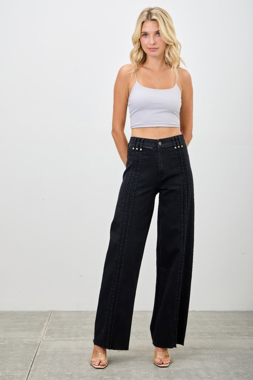 Jean droit taille haute avec coutures apparentes devant