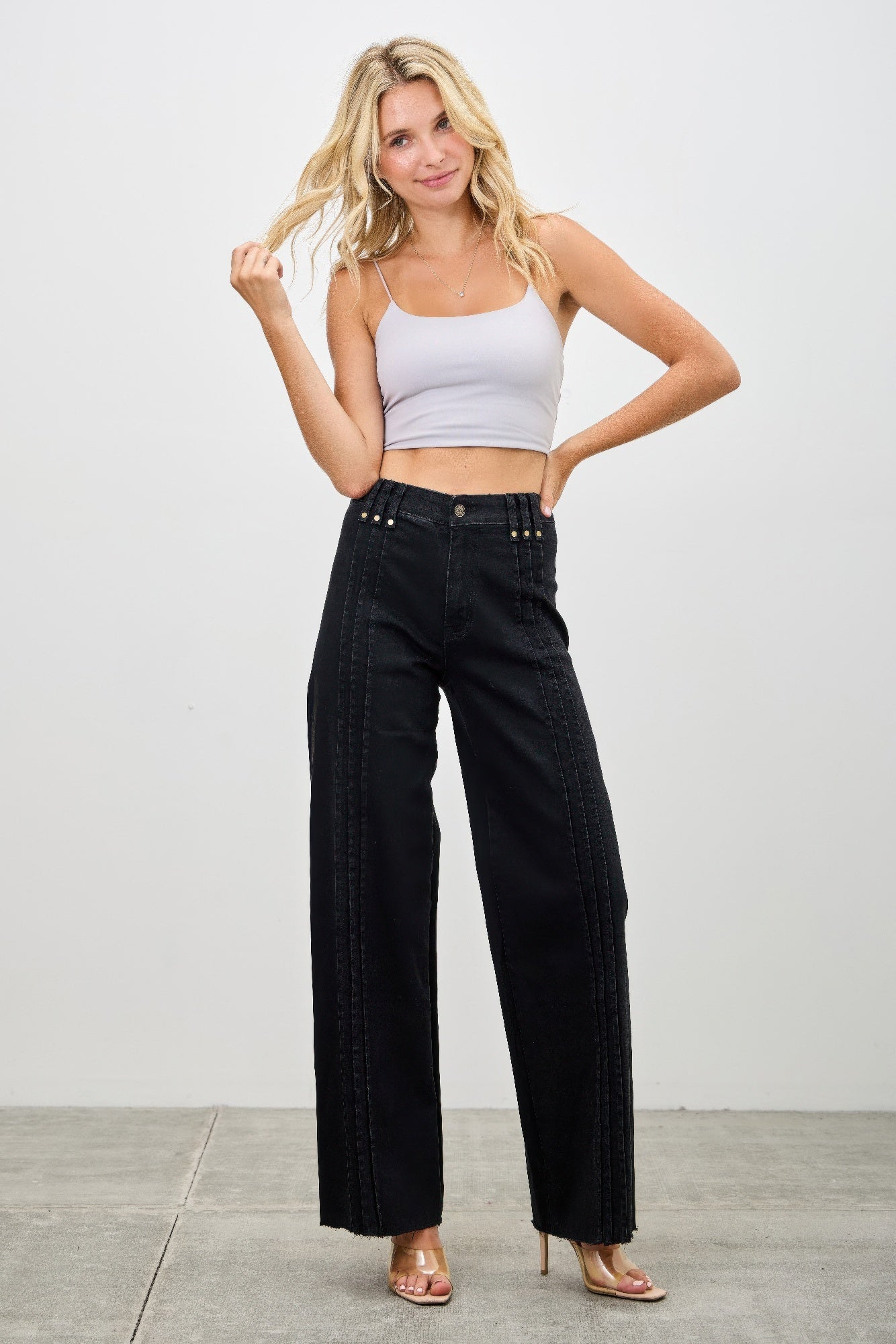 Jean droit taille haute avec coutures apparentes devant