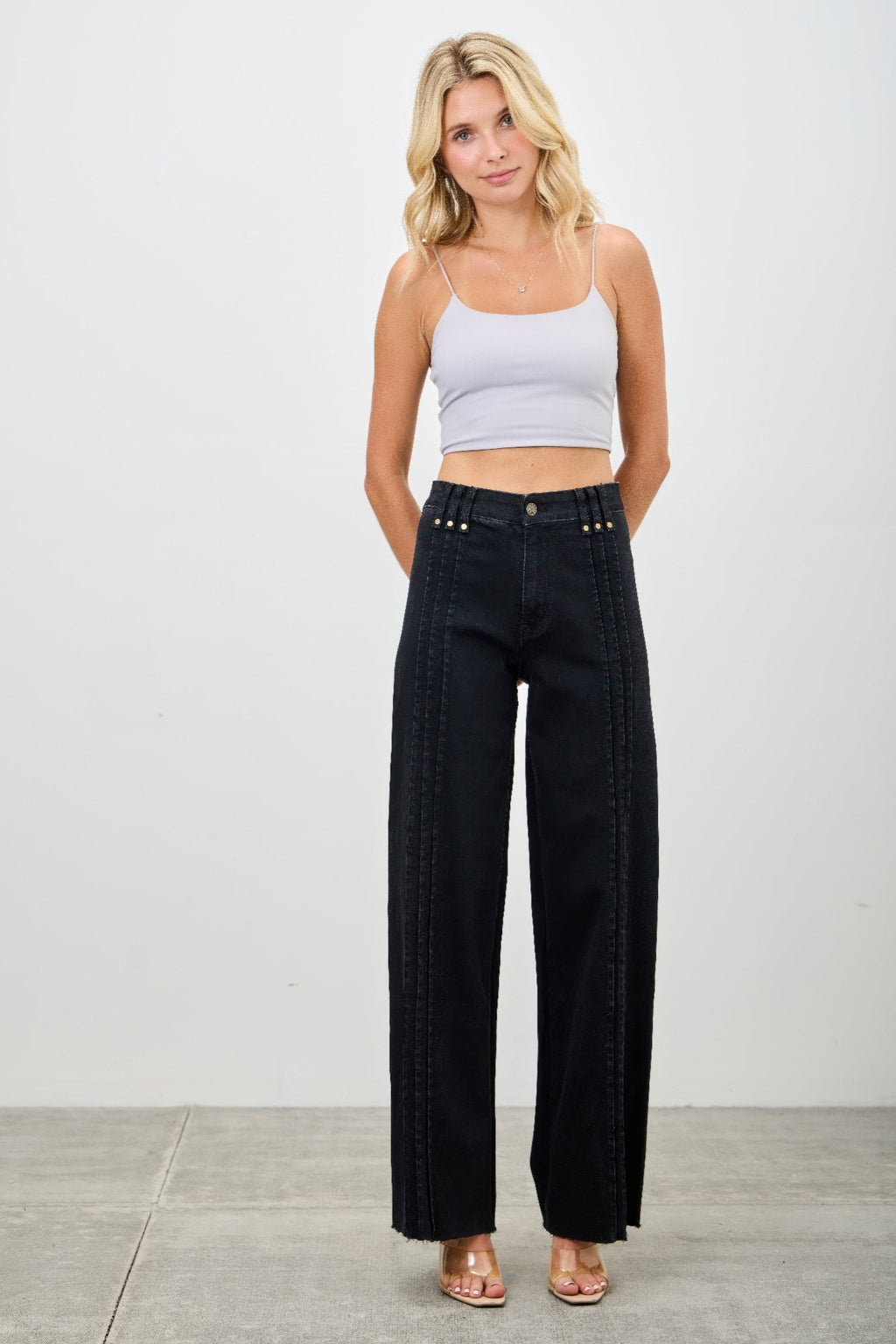 Jean droit taille haute avec coutures apparentes devant