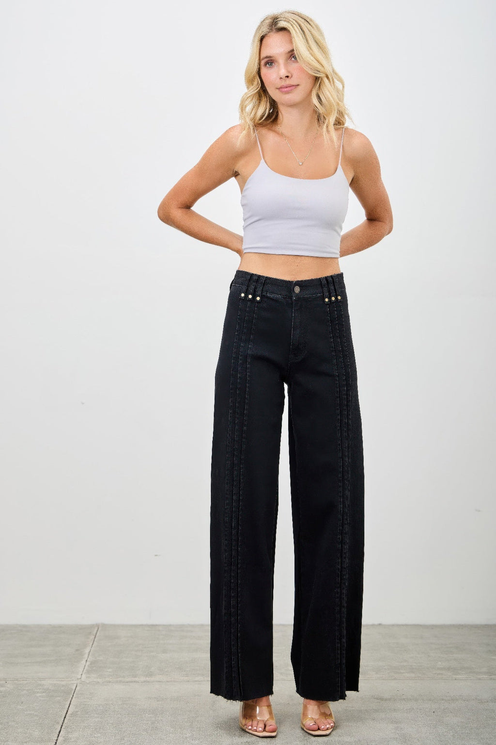 Jean droit taille haute avec coutures apparentes devant