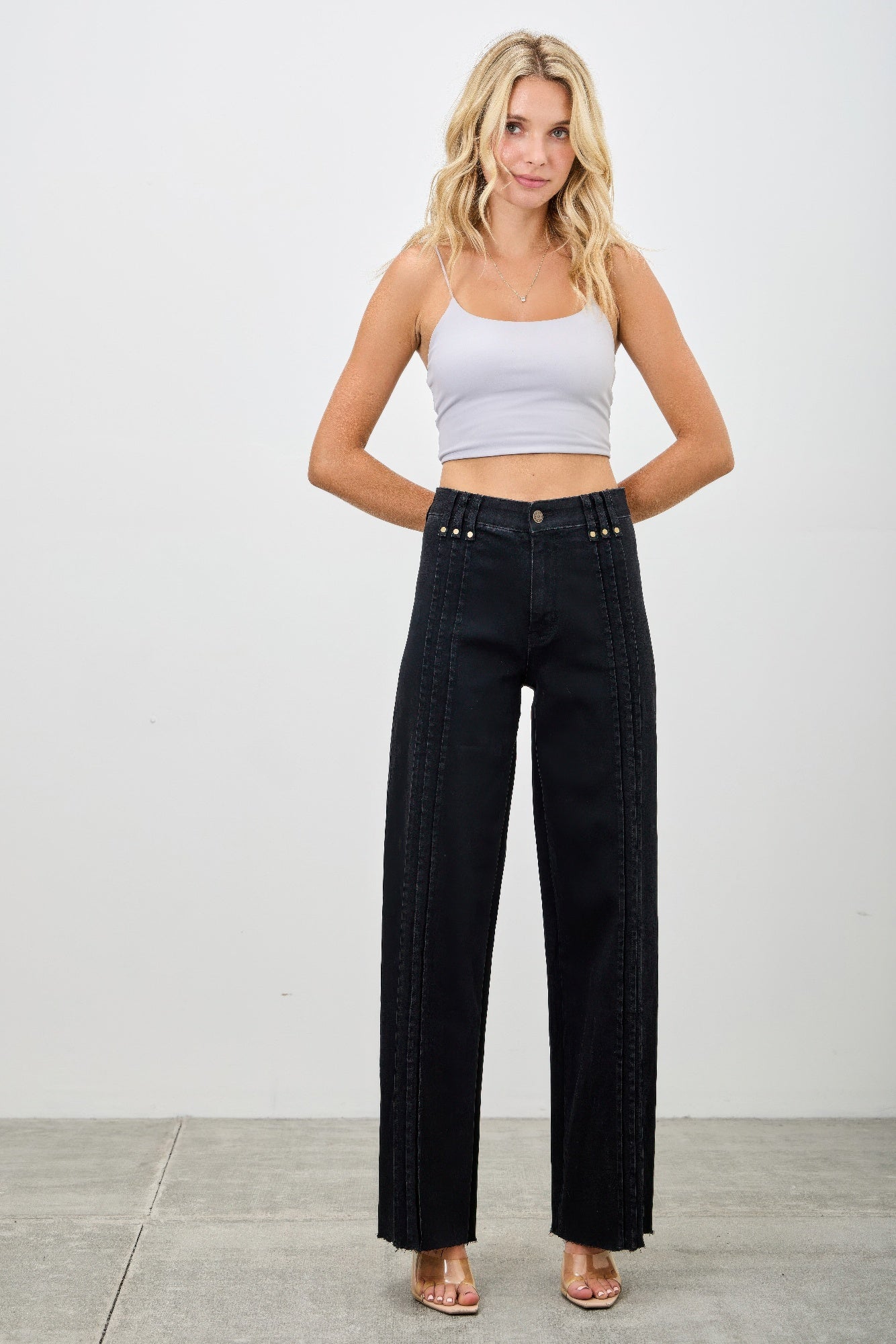 Jean droit taille haute avec coutures apparentes devant