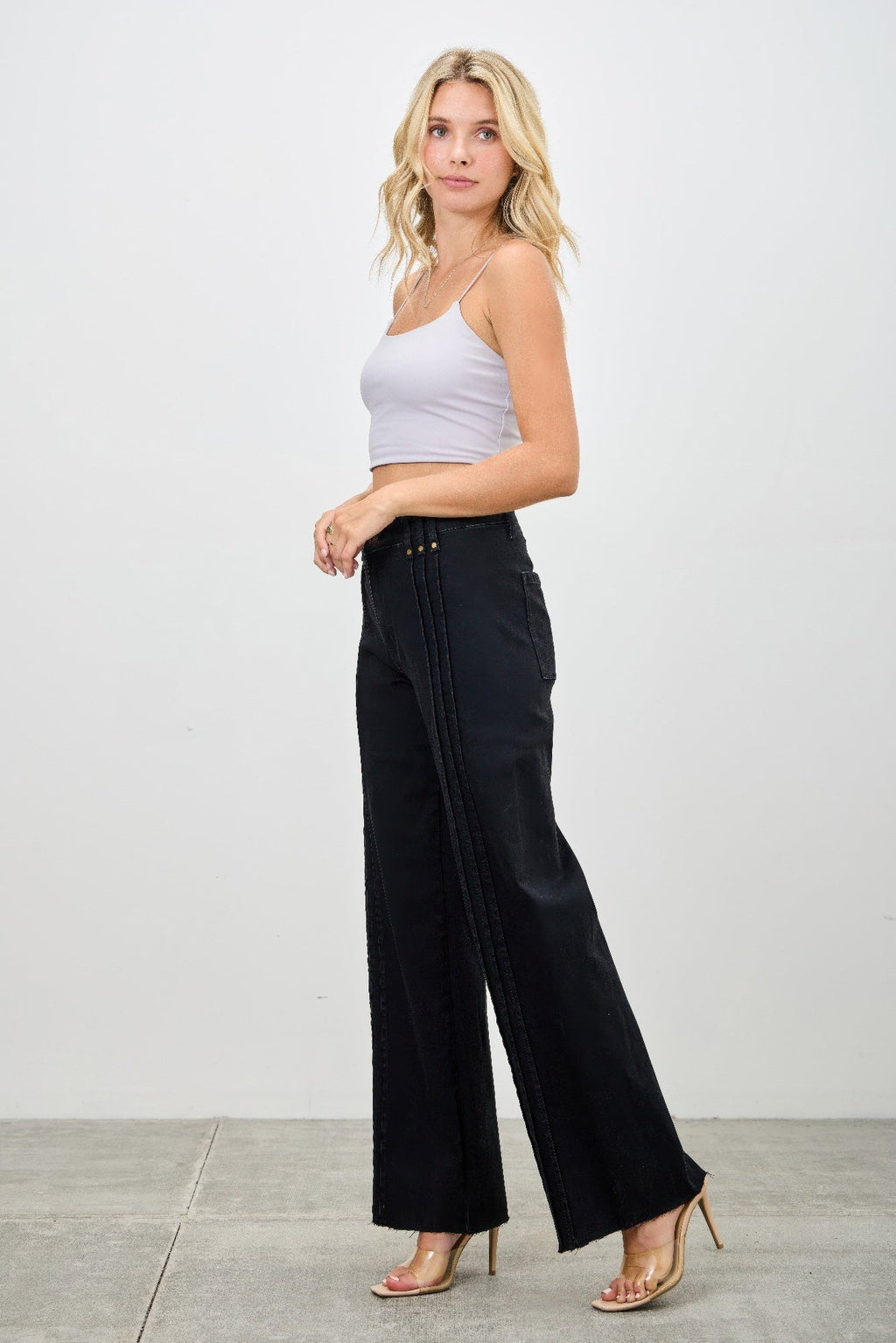Jean droit taille haute avec coutures apparentes devant