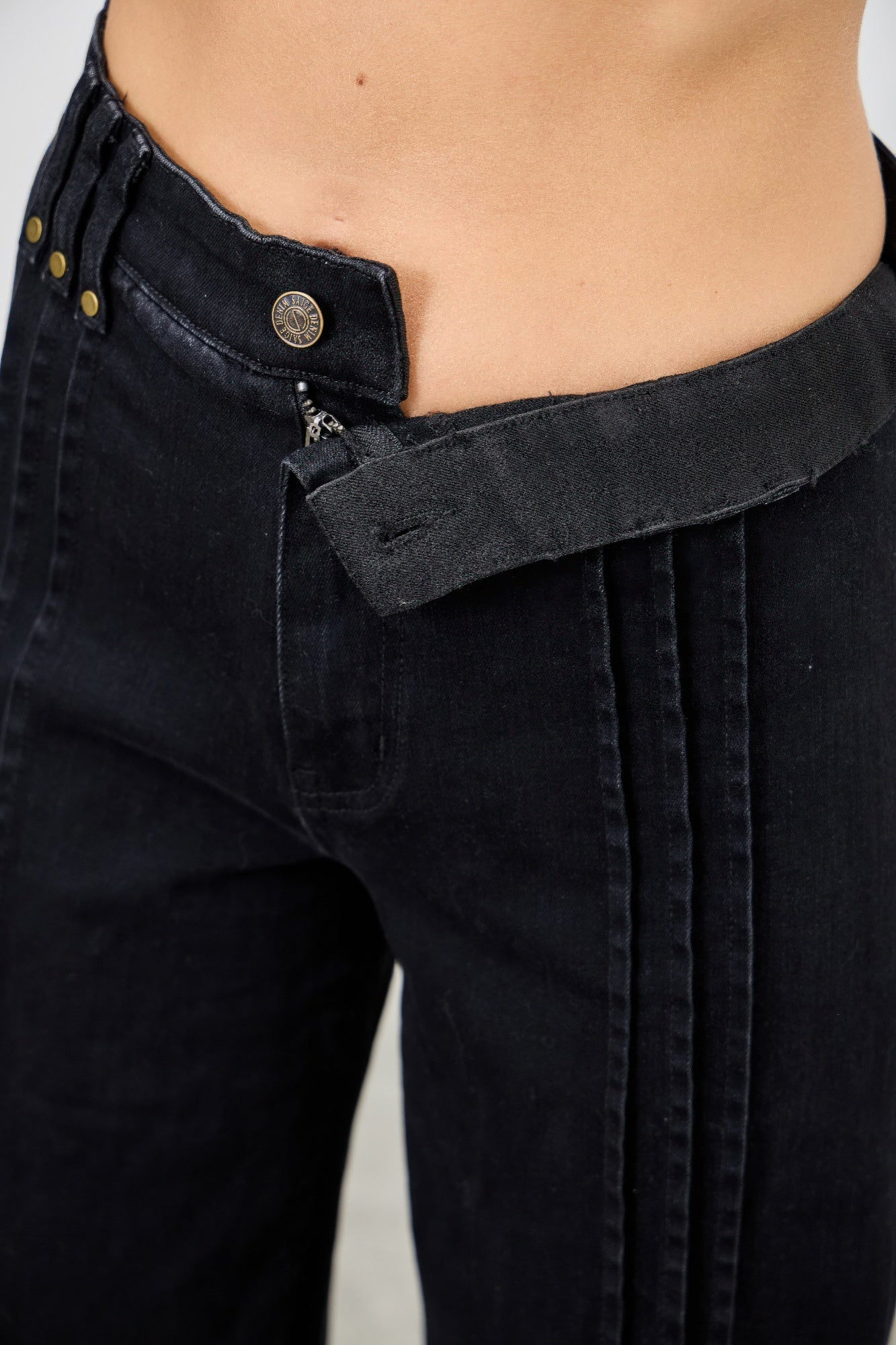 Jean droit taille haute avec coutures apparentes devant