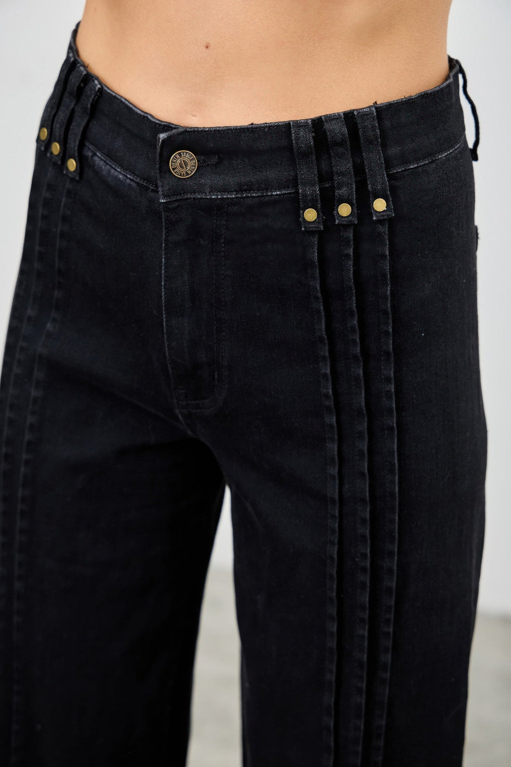 Jean droit taille haute avec coutures apparentes devant