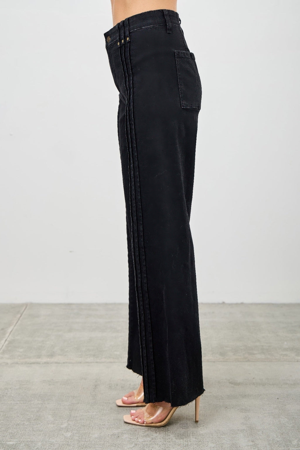 Jean droit taille haute avec coutures apparentes devant