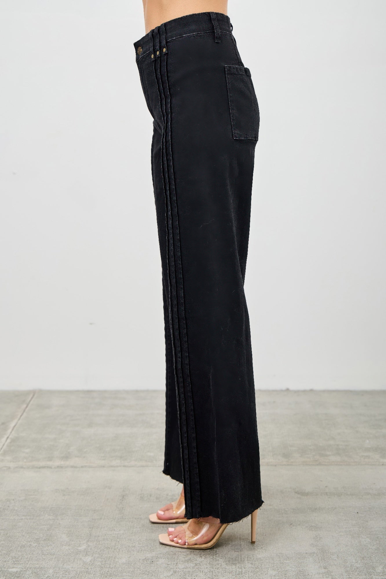 Jean droit taille haute avec coutures apparentes devant
