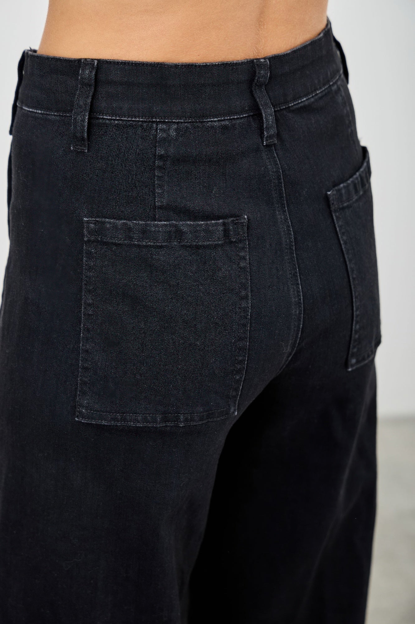 Jean droit taille haute avec coutures apparentes devant