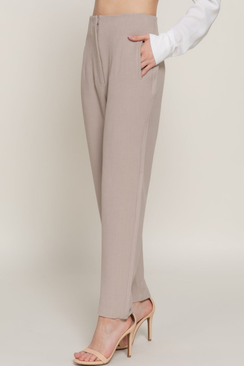 Pantalon long à taille haute et détails de plis nervurés