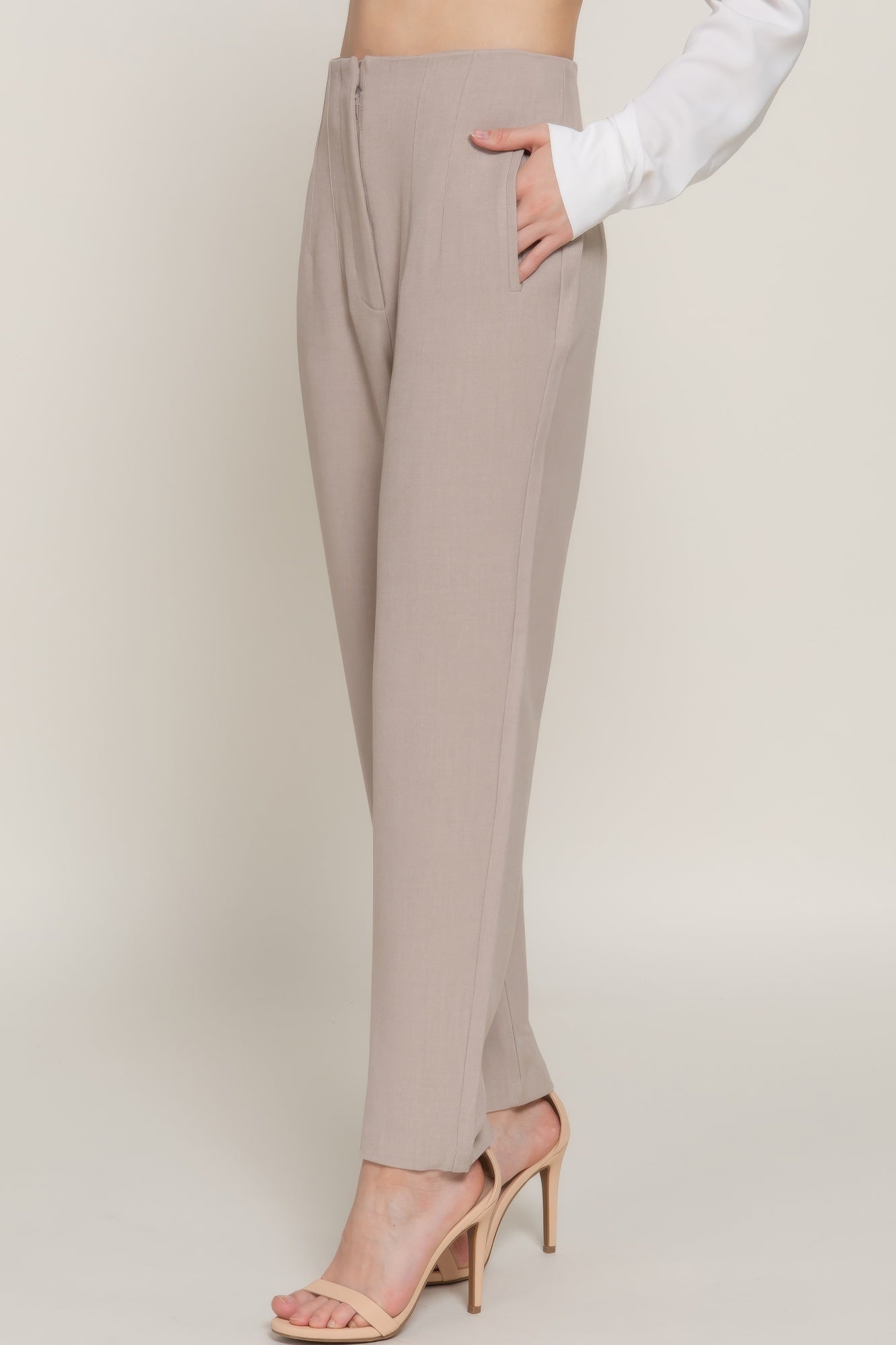Pantalon long à taille haute et détails de plis nervurés