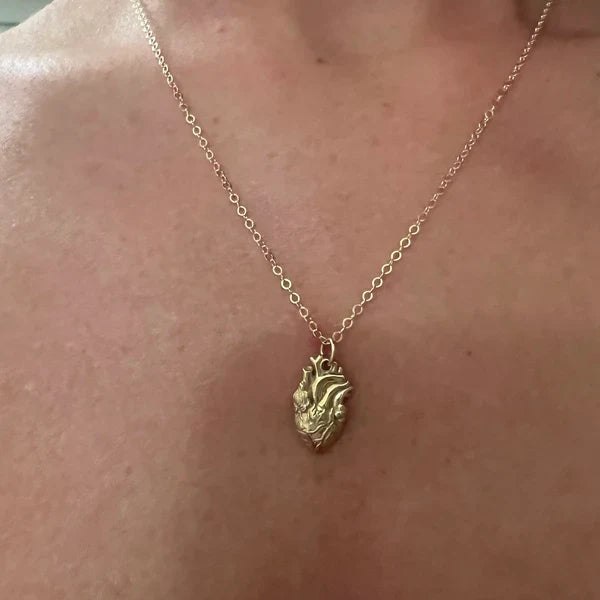 Collier en plaqué or 14 carats avec pendentif cœur anatomique