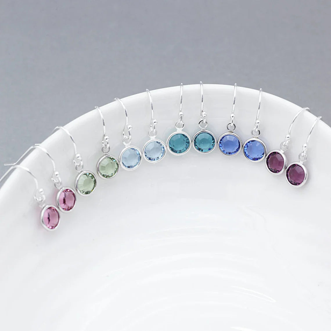 Minuscules boucles d'oreilles pendantes en argent sterling avec pierre de naissance – Cristaux Swarovski de 6 mm