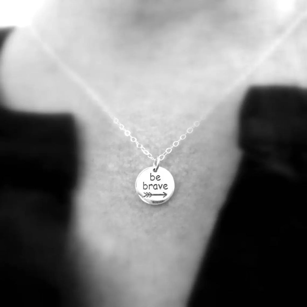 Collier en argent sterling « Be Brave » – Pendentif flèche gravé sur chaîne en argent sterling massif