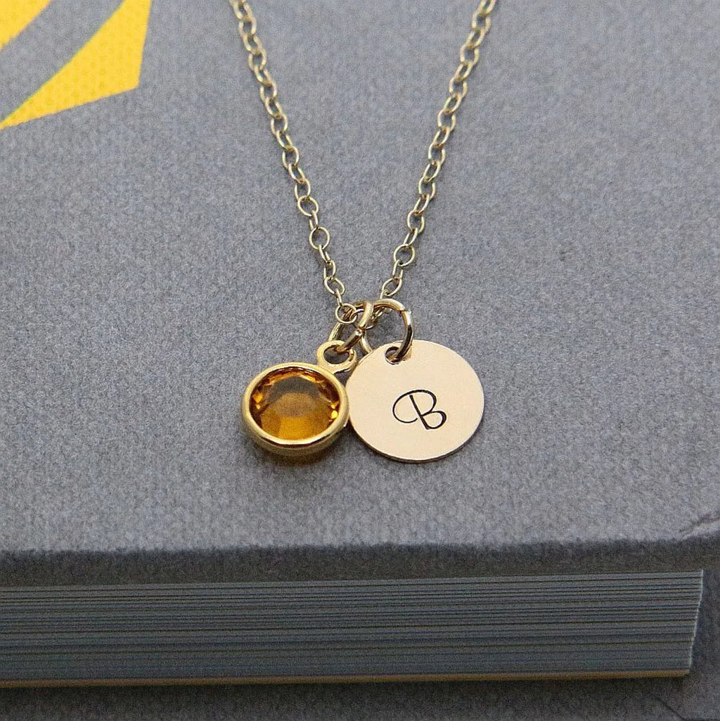 Collier initiale et pierre de naissance dorées – Breloque gravée à la main avec cristal Swarovski