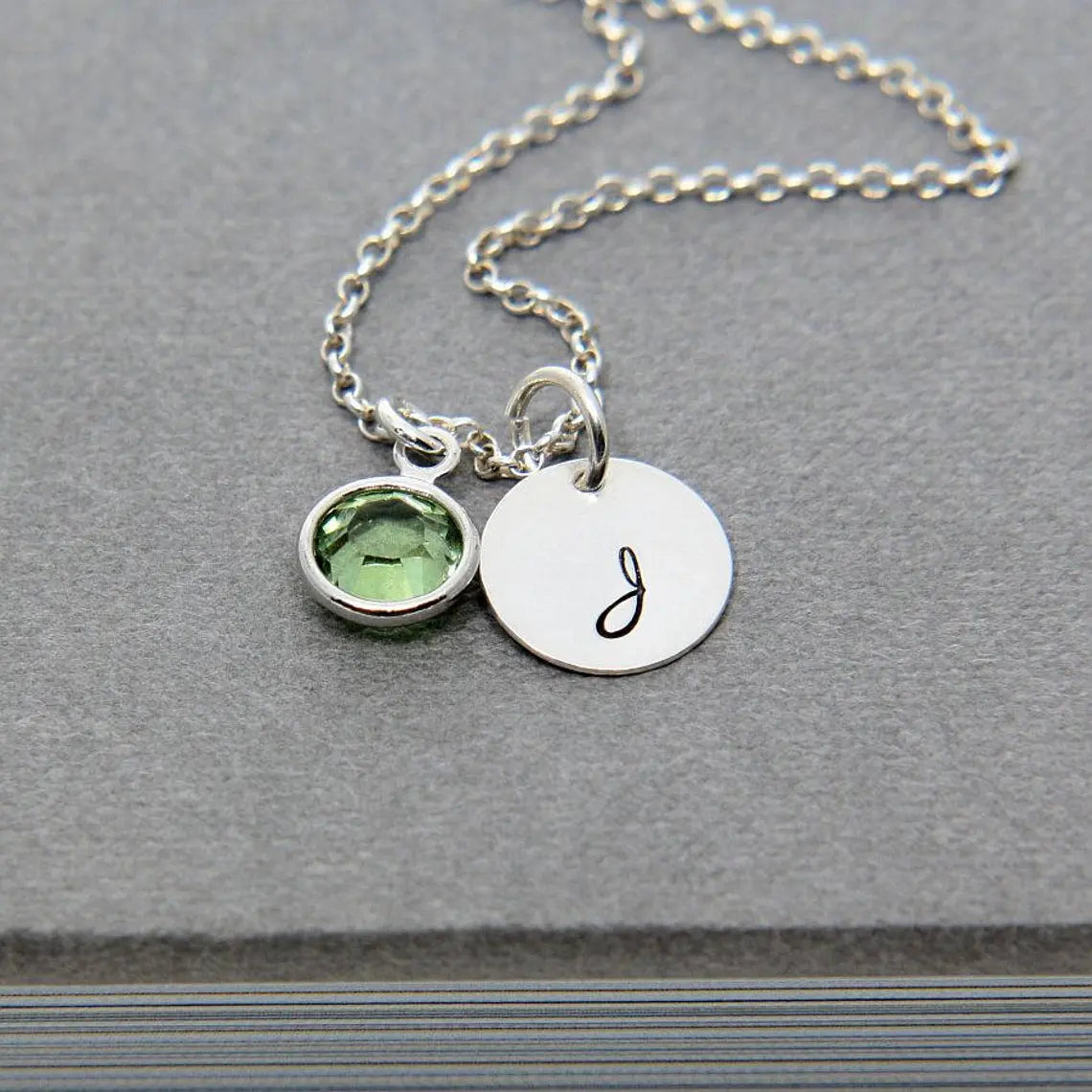 Collier initial et pierre de naissance en argent – Breloque estampée à la main avec cristal Swarovski
