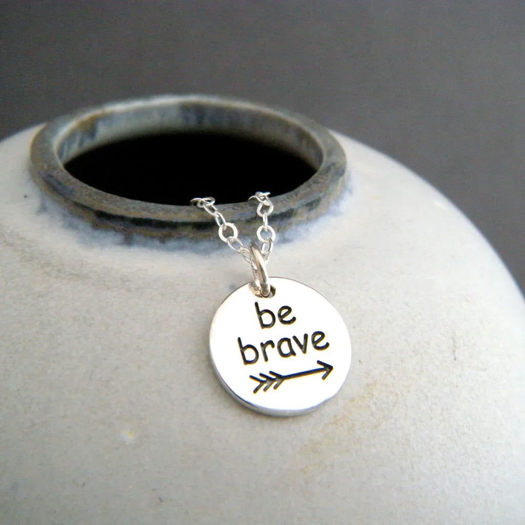 Collier en argent sterling « Be Brave » – Pendentif flèche gravé sur chaîne en argent sterling massif