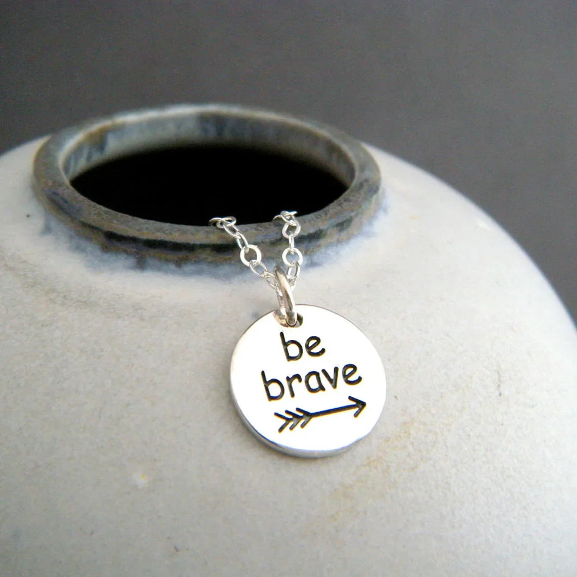 Collier en argent sterling « Be Brave » – Pendentif flèche gravé sur chaîne en argent sterling massif
