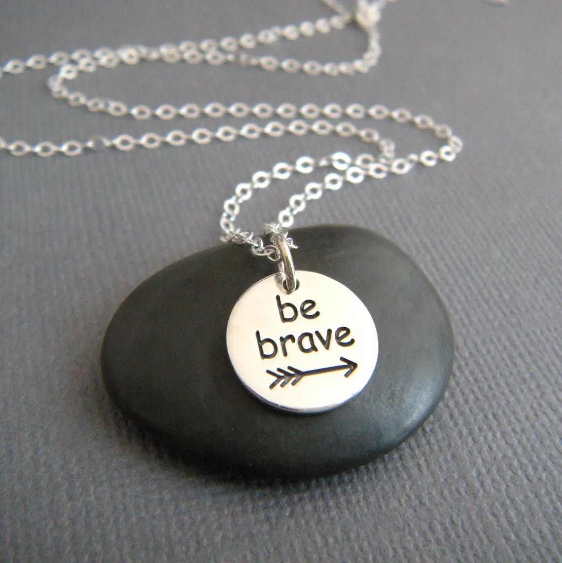 Collier en argent sterling « Be Brave » – Pendentif flèche gravé sur chaîne en argent sterling massif
