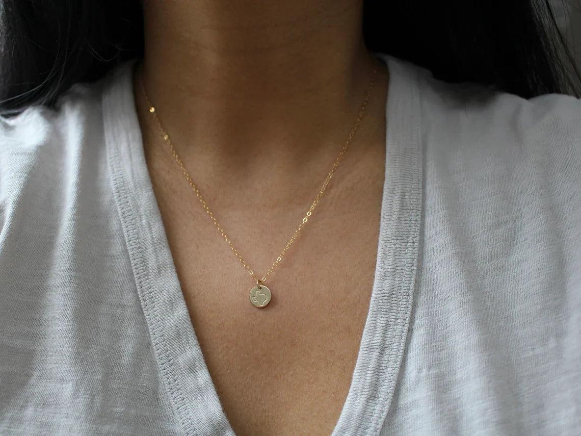 Collier délicat avec pendentif représentant un État – Bijou personnalisé en or ou en argent