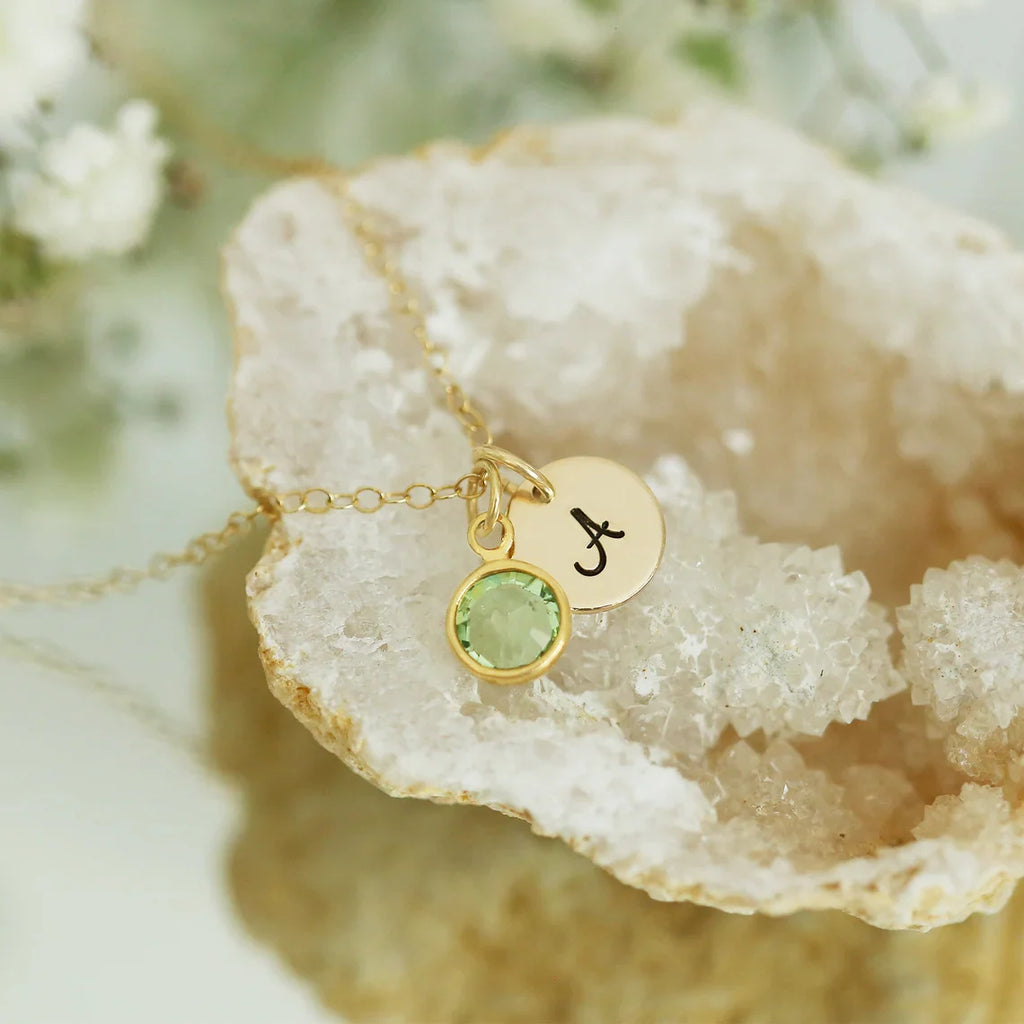 Collier initiale et pierre de naissance dorées – Breloque gravée à la main avec cristal Swarovski