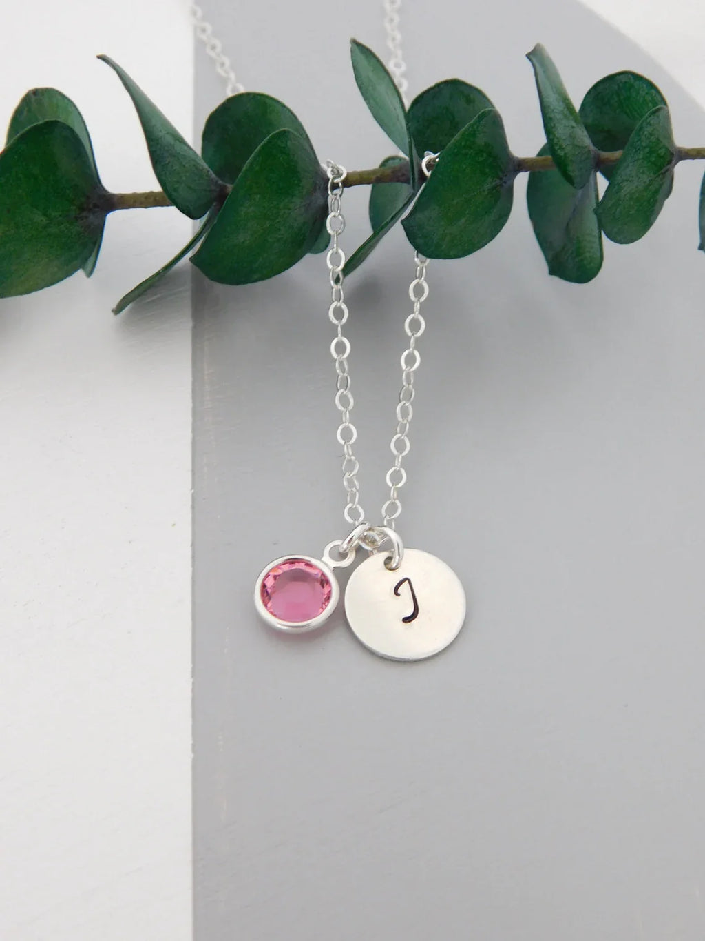 Collier initial et pierre de naissance en argent – Breloque estampée à la main avec cristal Swarovski