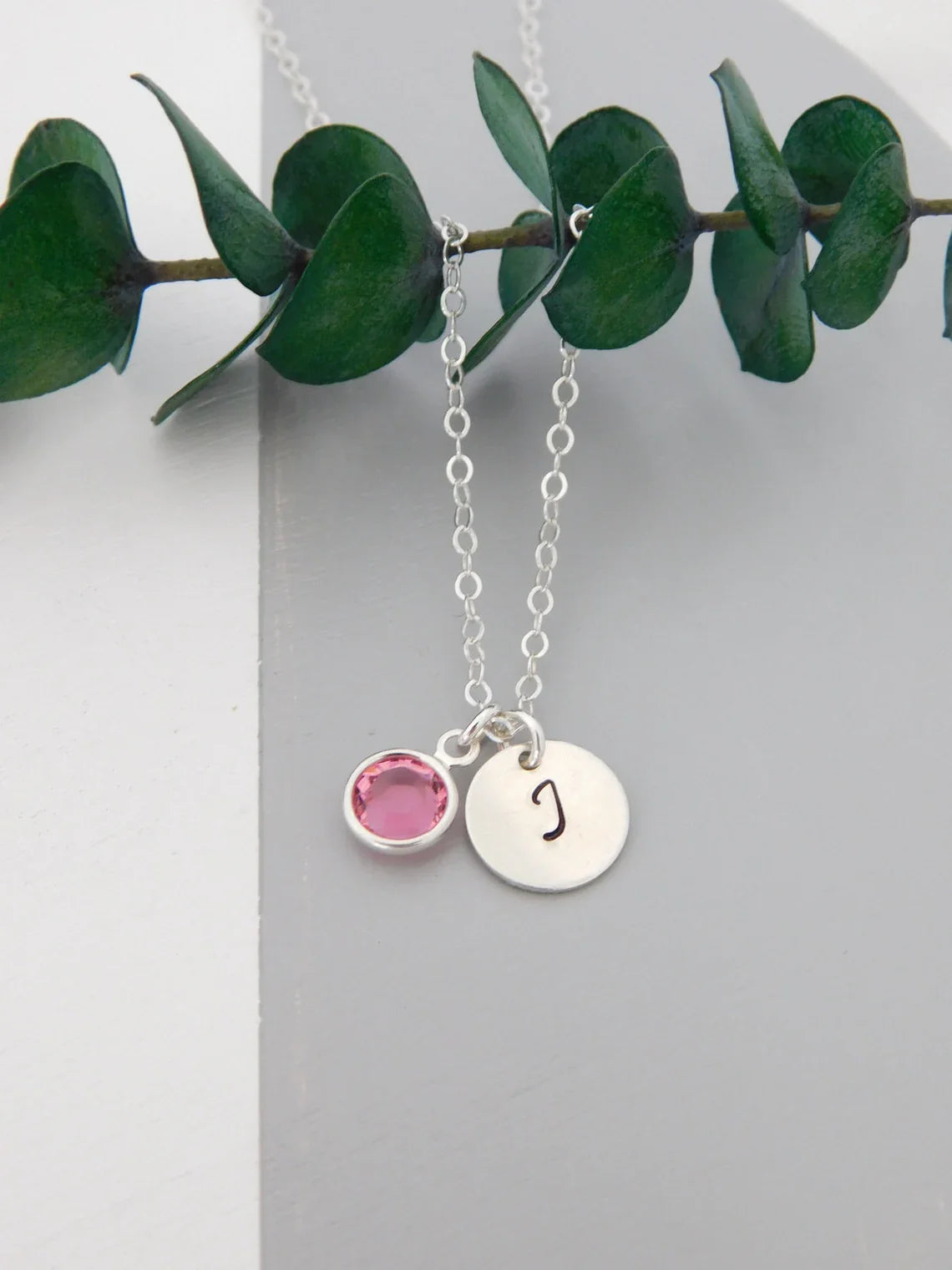 Collier initial et pierre de naissance en argent – Breloque estampée à la main avec cristal Swarovski