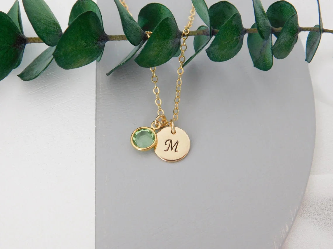 Collier initiale et pierre de naissance dorées – Breloque gravée à la main avec cristal Swarovski