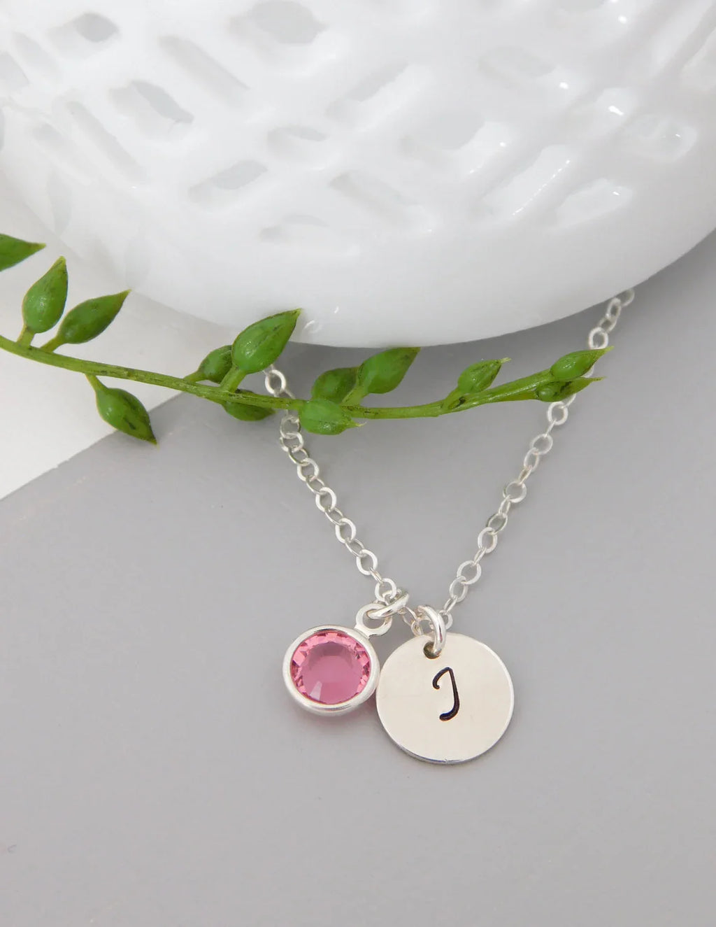 Collier initial et pierre de naissance en argent – Breloque estampée à la main avec cristal Swarovski