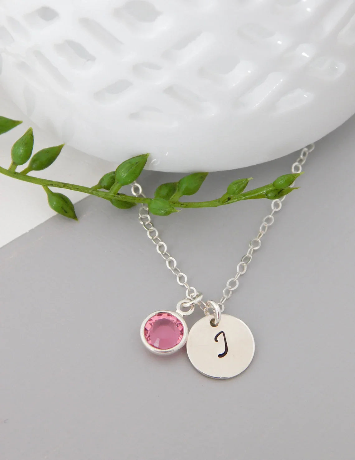 Collier initial et pierre de naissance en argent – Breloque estampée à la main avec cristal Swarovski
