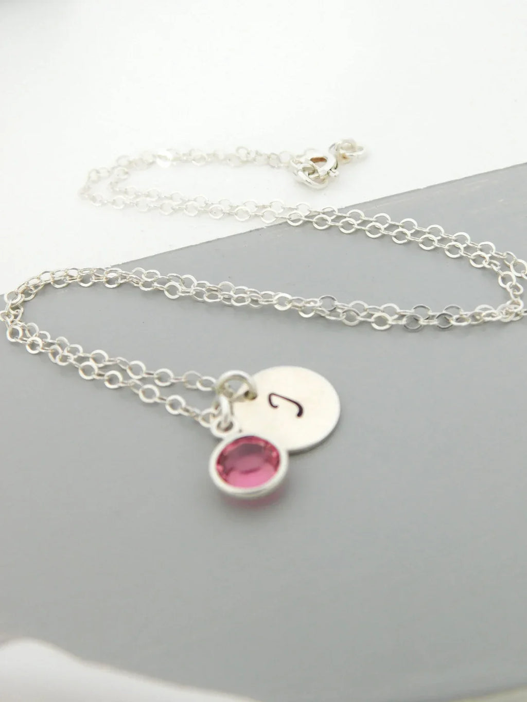 Collier initial et pierre de naissance en argent – Breloque estampée à la main avec cristal Swarovski