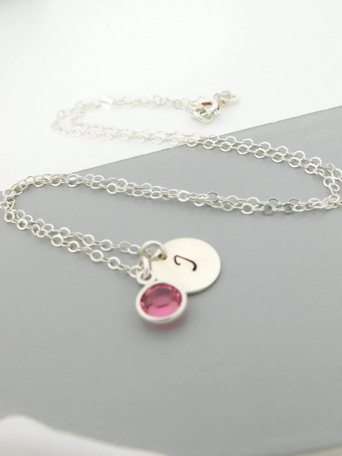 Collier initial et pierre de naissance en argent – Breloque estampée à la main avec cristal Swarovski