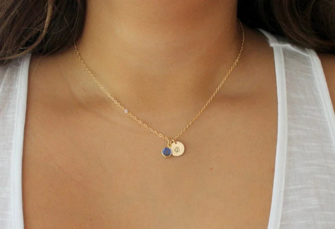 Collier initial et pierre de naissance en argent – Breloque estampée à la main avec cristal Swarovski