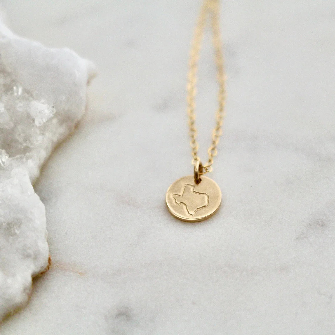 Collier délicat avec pendentif représentant un État – Bijou personnalisé en or ou en argent