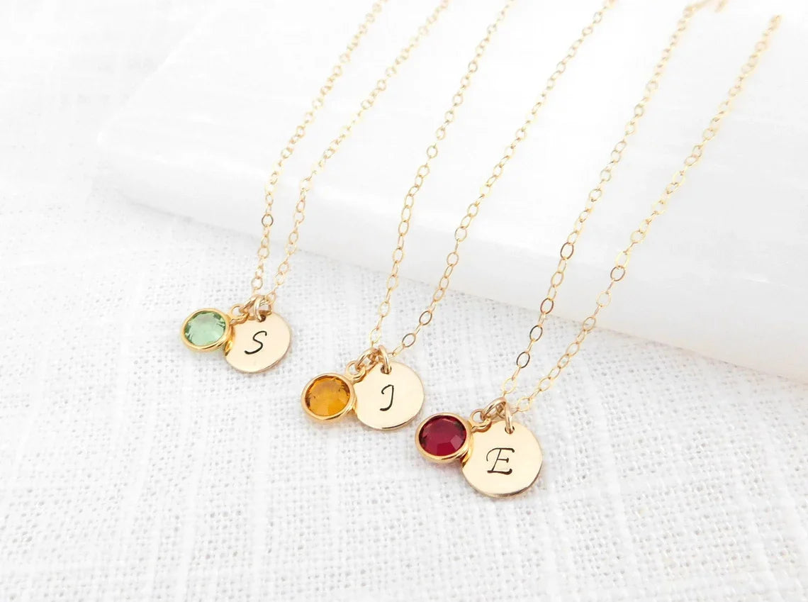 Collier initiale et pierre de naissance dorées – Breloque gravée à la main avec cristal Swarovski