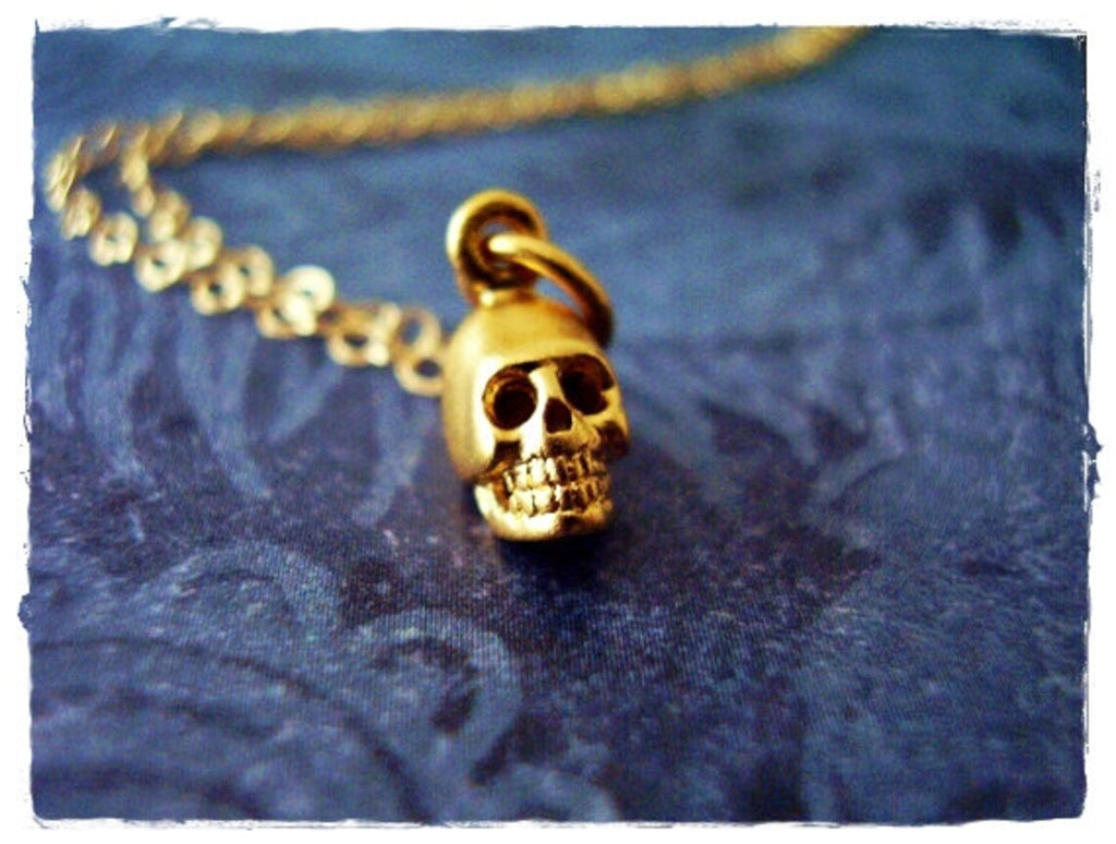 Collier petite tête de mort en or – Plaqué or 14 carats sur chaîne de 40 cm