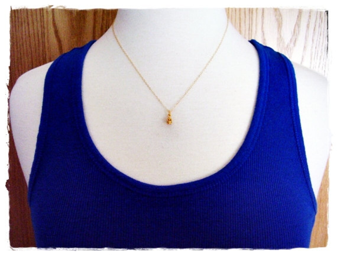 Collier petite tête de mort en or – Plaqué or 14 carats sur chaîne de 40 cm