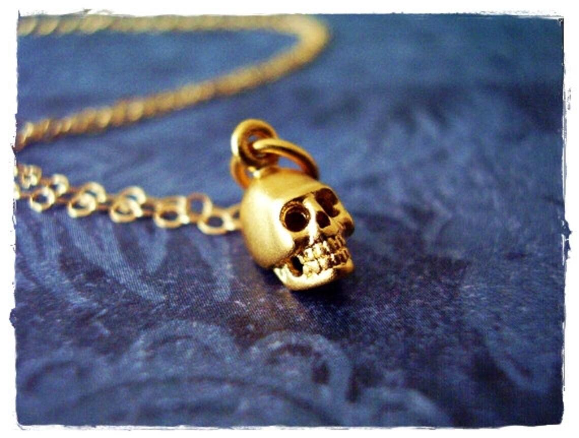 Collier petite tête de mort en or – Plaqué or 14 carats sur chaîne de 40 cm