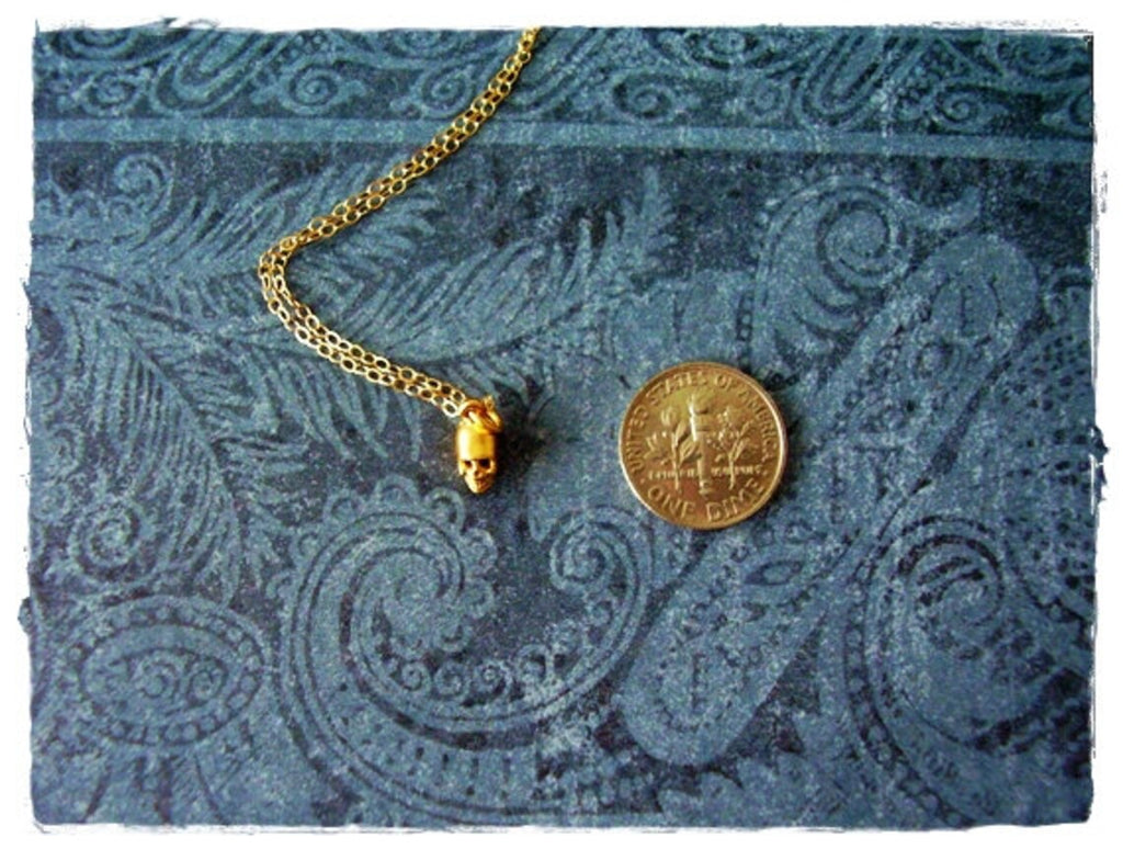 Collier petite tête de mort en or – Plaqué or 14 carats sur chaîne de 40 cm