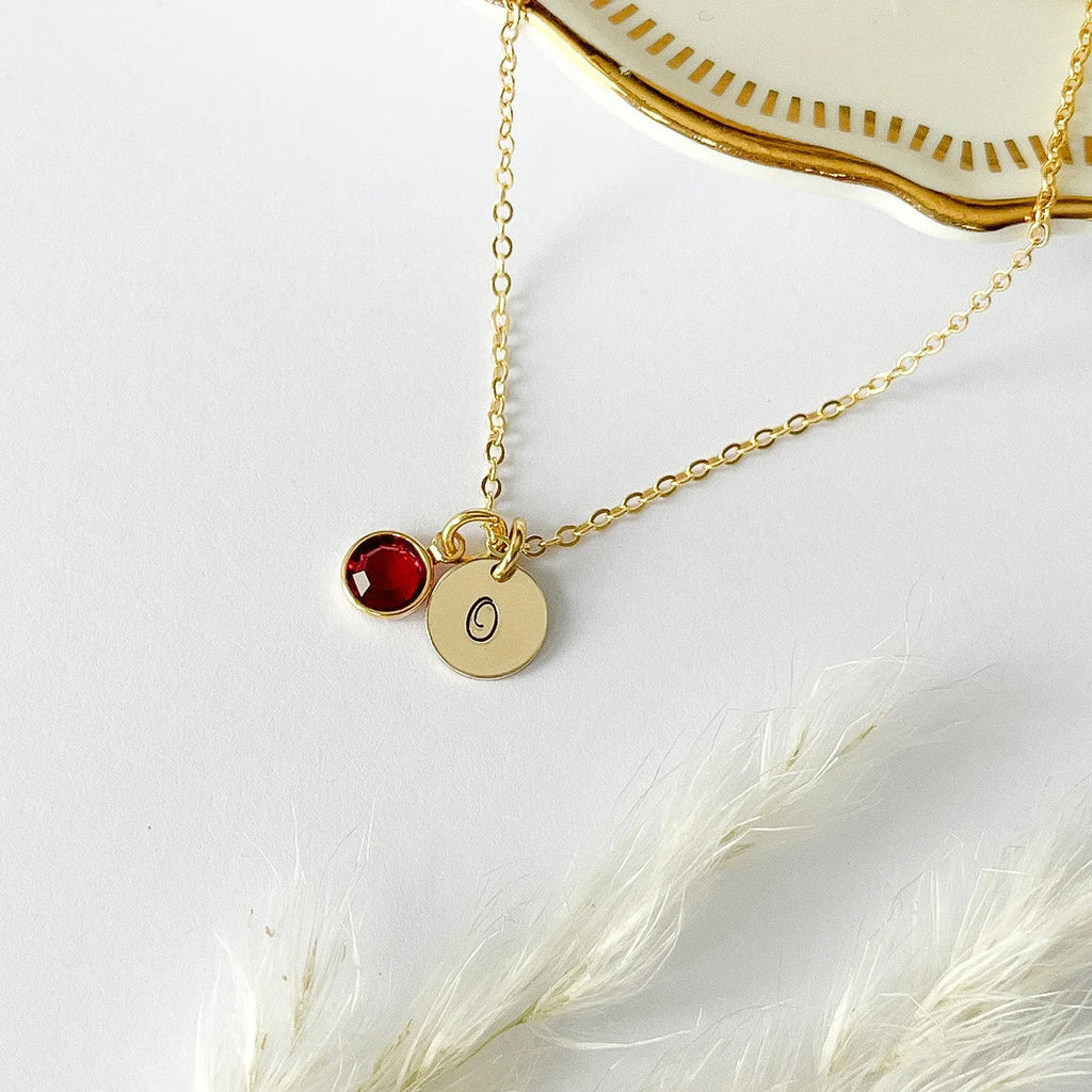 Collier initiale et pierre de naissance dorées – Breloque gravée à la main avec cristal Swarovski
