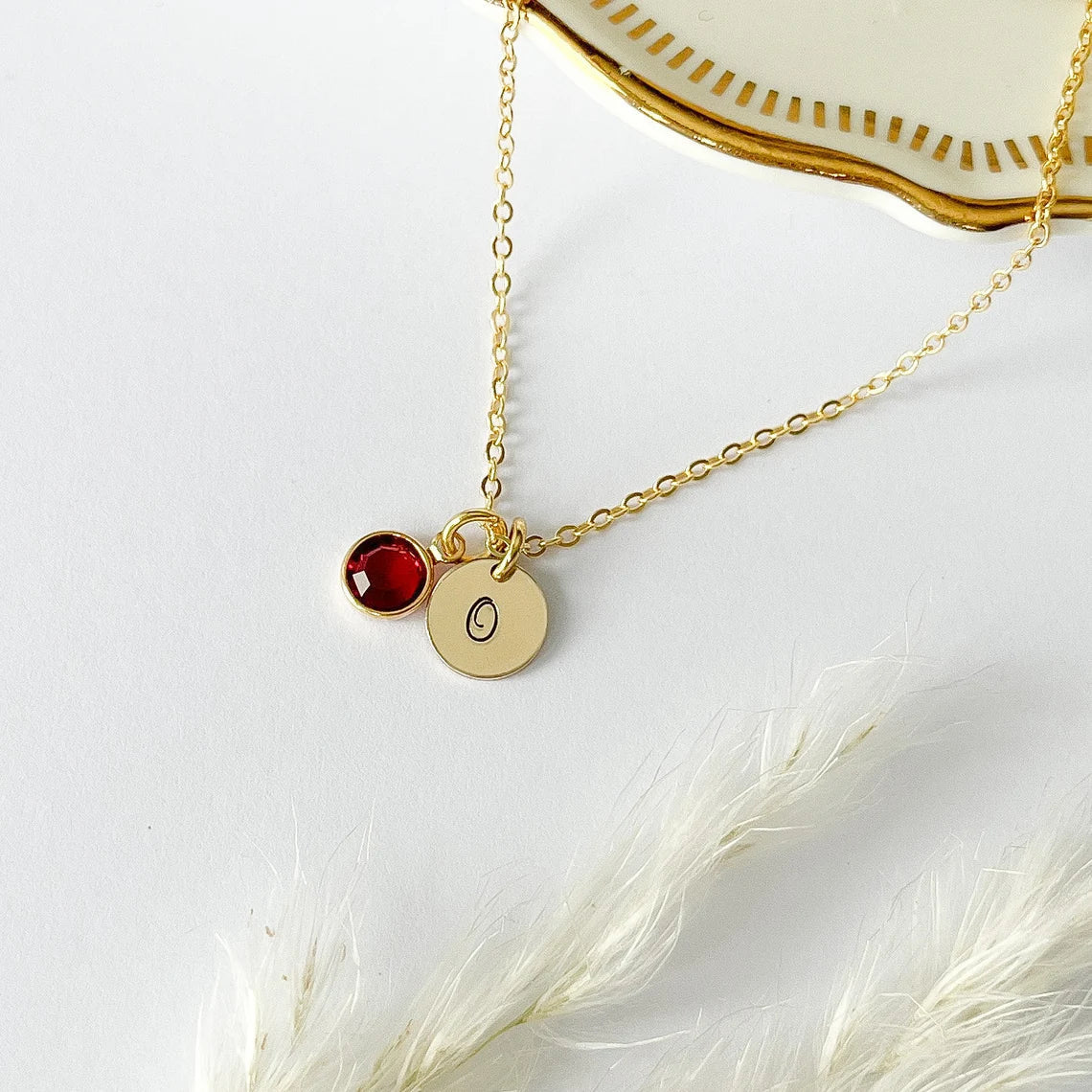 Collier initiale et pierre de naissance dorées – Breloque gravée à la main avec cristal Swarovski