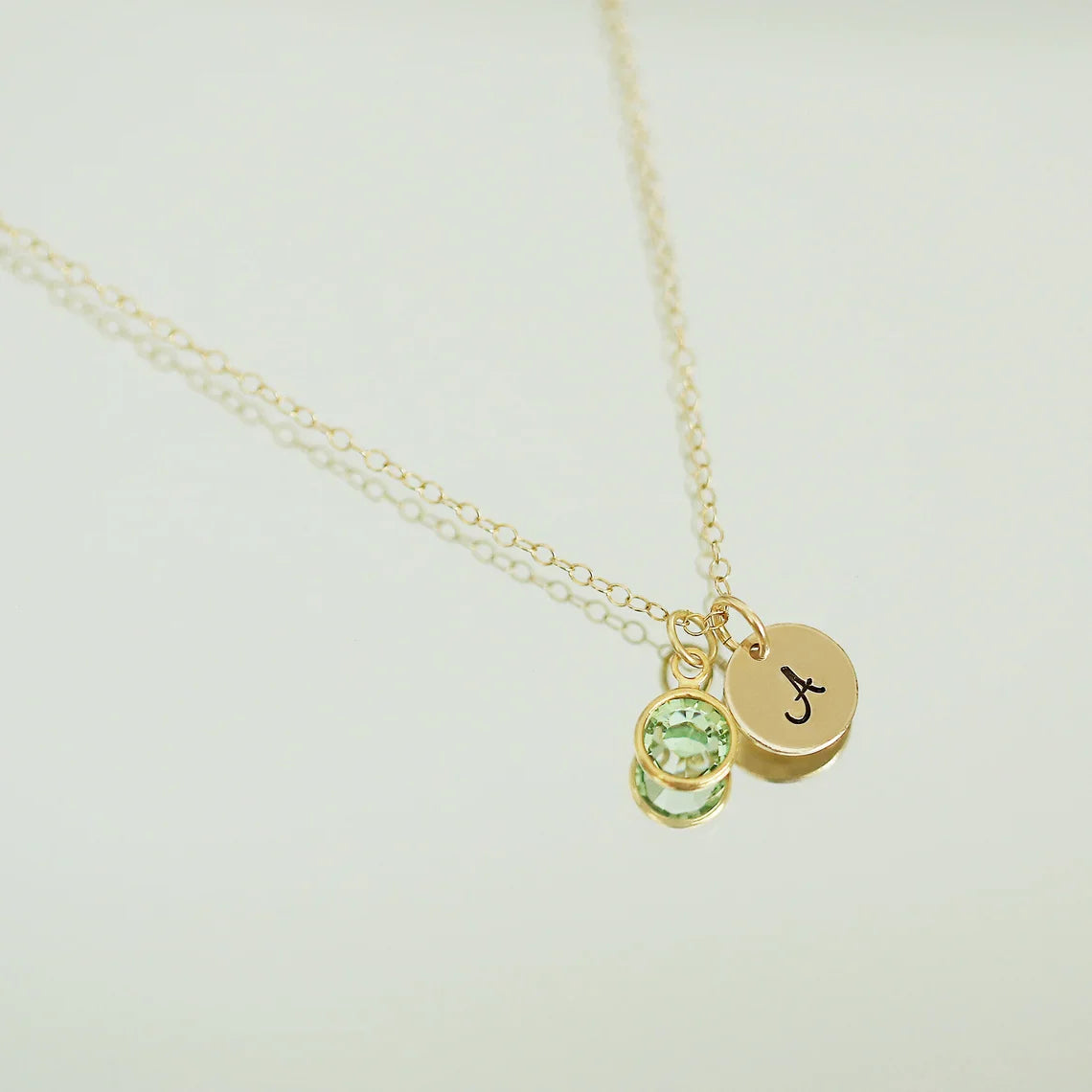 Collier initiale et pierre de naissance dorées – Breloque gravée à la main avec cristal Swarovski
