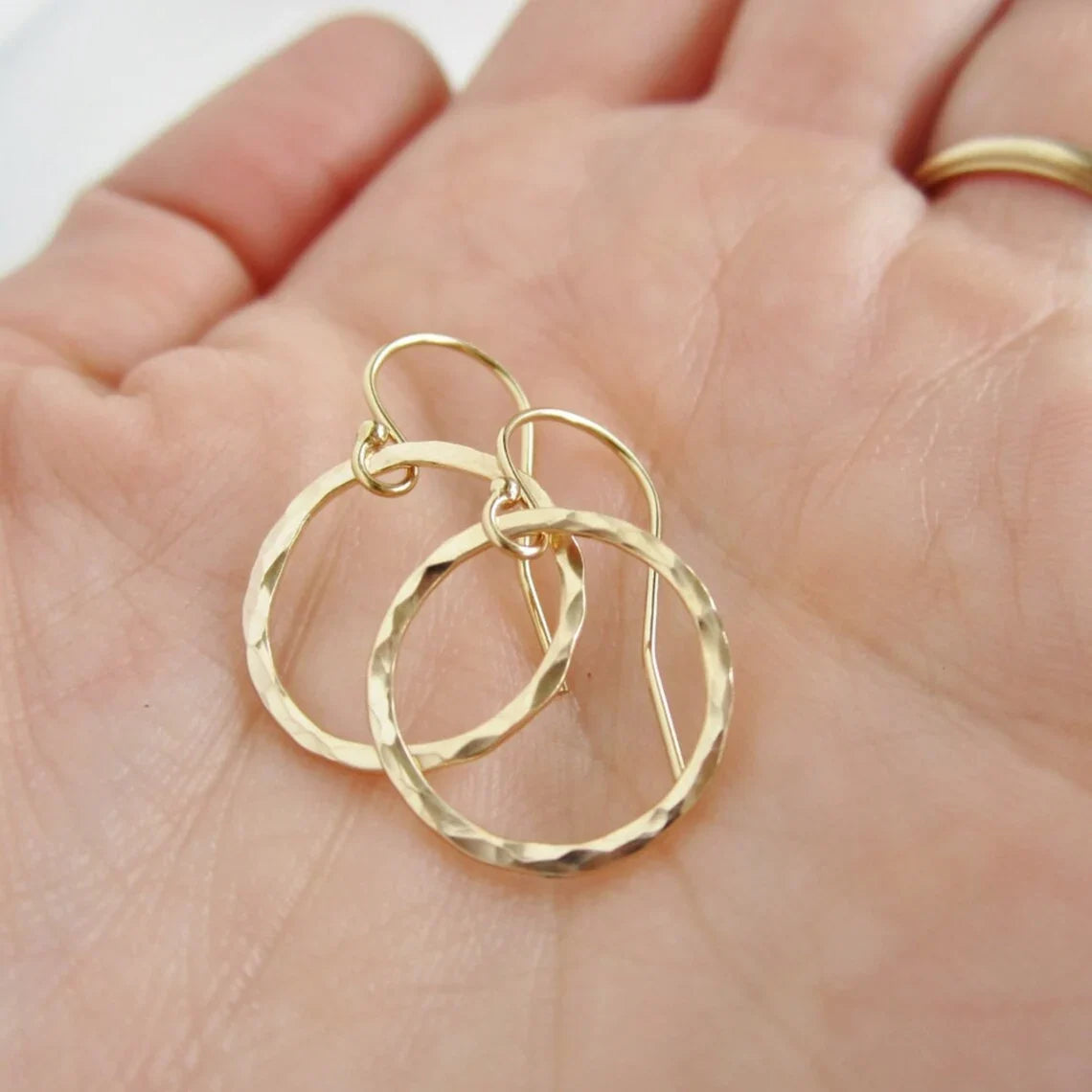 Boucles d'oreilles créoles martelées – 16mm Plaqué Or ou Argent Sterling