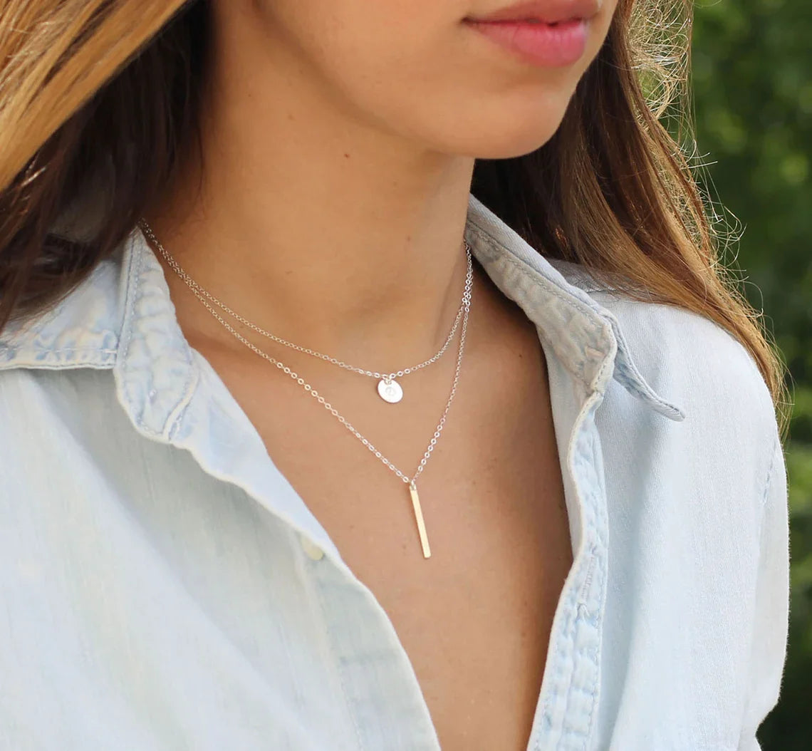 Mini collier initial - Collier initial en argent sterling estampé à la main