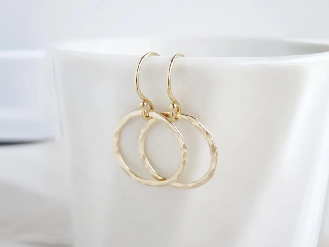 Boucles d'oreilles créoles martelées – 16mm Plaqué Or ou Argent Sterling